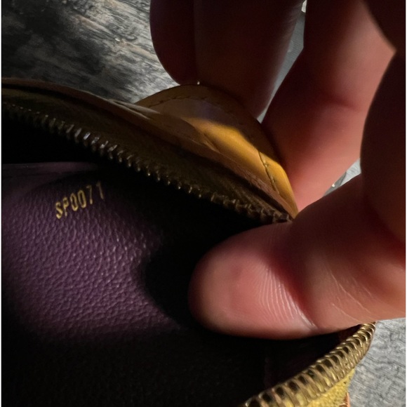 LOUIS VUITTON EPI CASE - Picture 10 of 10